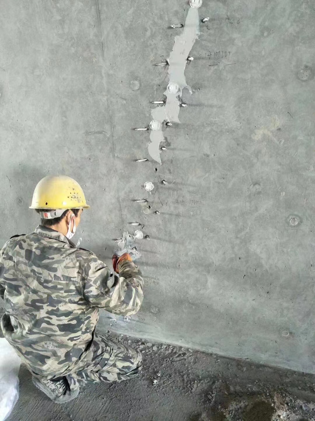 平果混凝土楼板裂缝加固施工的方案